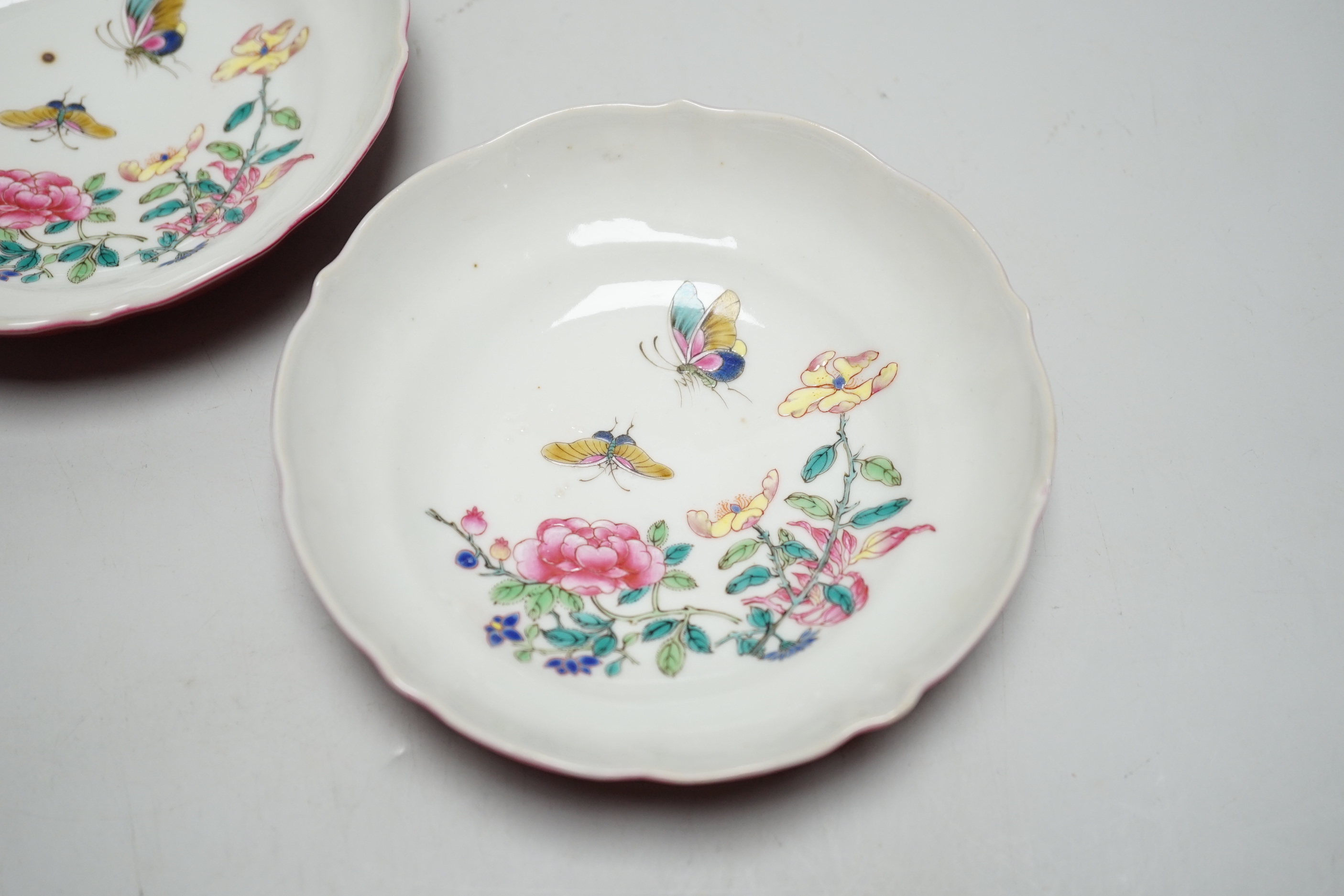 A pair of Chinese famille rose dishes, 12.5cm diameter